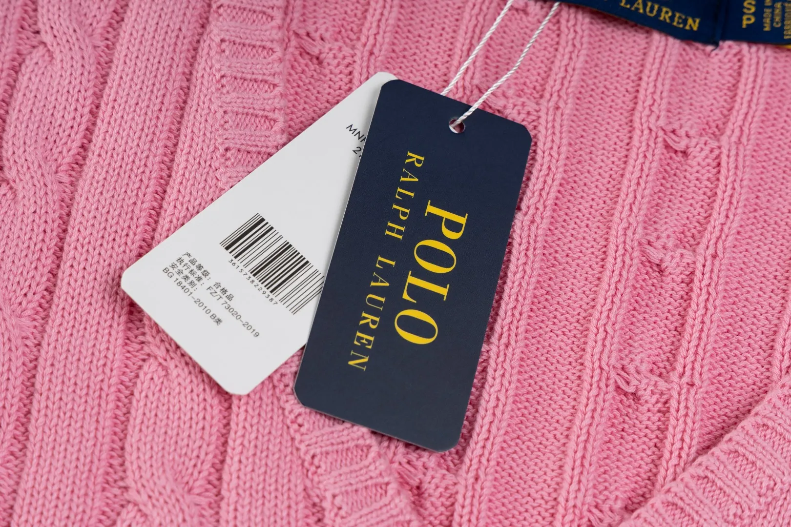 P210 #R90 RALPH LAUREN Thirteen colors of Ralph Lauren classic small label embroidery V-neck pullover cable cardigan sweater women's top, high-density LOGO embroidery on the chest, original customization of tag accessories. Made of pure cotton yarn, pure cotton is skin-friendly and comfortable, small label war horse embroidered twist button V-neck sweater🐎High quality, follow the blogger to learn how to wear it! Let’s buy a Ralph Lauren cable sweater. It’s a super hard-to-find series after it became popular. It’s hard to find one on the official website. It’s simple and practical to wear, with a lazy and loose feel. The thickened fabric has more texture, feels soft and delicate, and has a loose fit. Whether worn alone or layered, you can wear different styles of fashion with just one piece!   Size： Sleeve length: 60/61/62/63